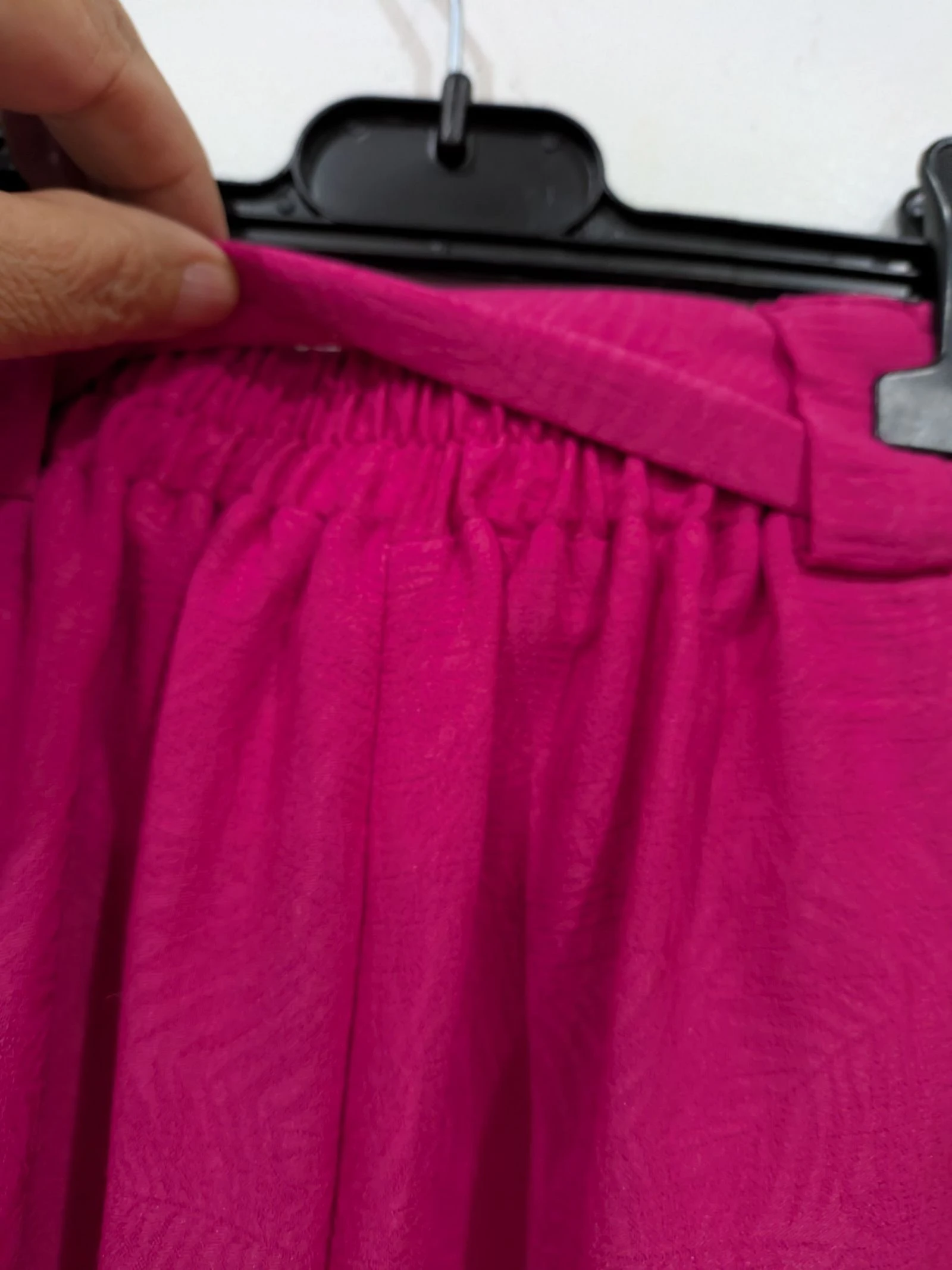 Calça palazzo fúcsia acetinada com cinto de laço. Tamanho 34 – photo 7